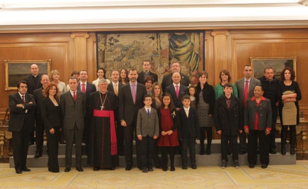 Fotografía de Sus Altezas Reales los Príncipes con el grupo de niños ganadores de los Premios de la edición española del Concurso de Dibujo organizado
